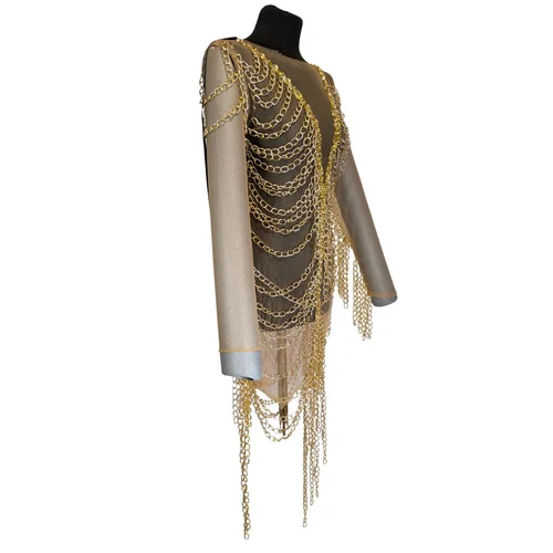 Transparentna Sukienka Mesh z Ciężkimi Złotymi Łańcuchami - zdjęcie 6