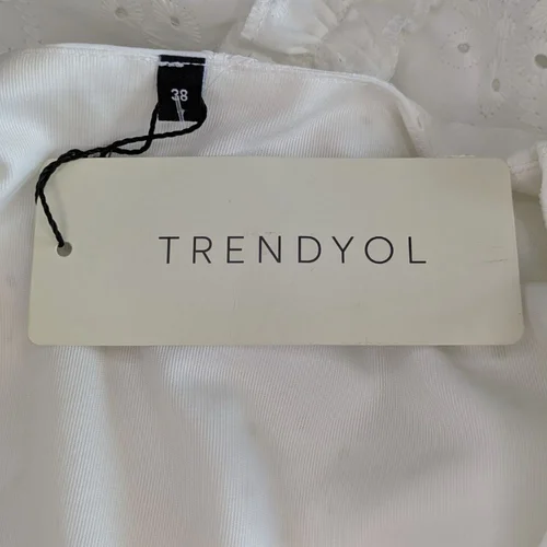 Biała Sukienka Mini TRENDYOL z Haftem Angielskim i Falbankami 38 M - zdjęcie 10