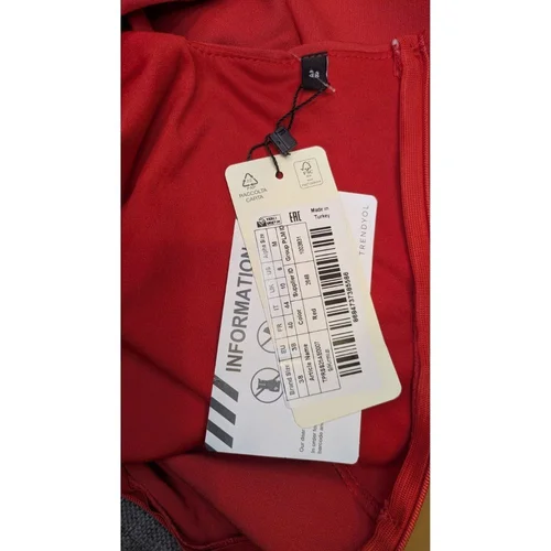 Trendyol – Czerwona Sukienka Maxi z Wycięciami i Złotymi Guzikami 38 - zdjęcie 3