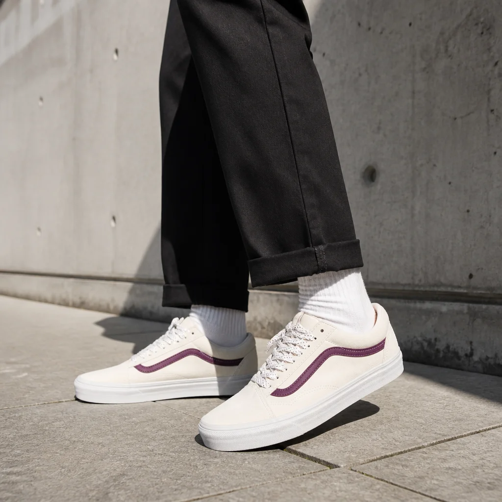 Vans Old Skool Pig Suede to niskie trampki unisex w kremowo-fioletowym wydaniu, idealne na codzienne wyjścia i zestawy streetwearowe.