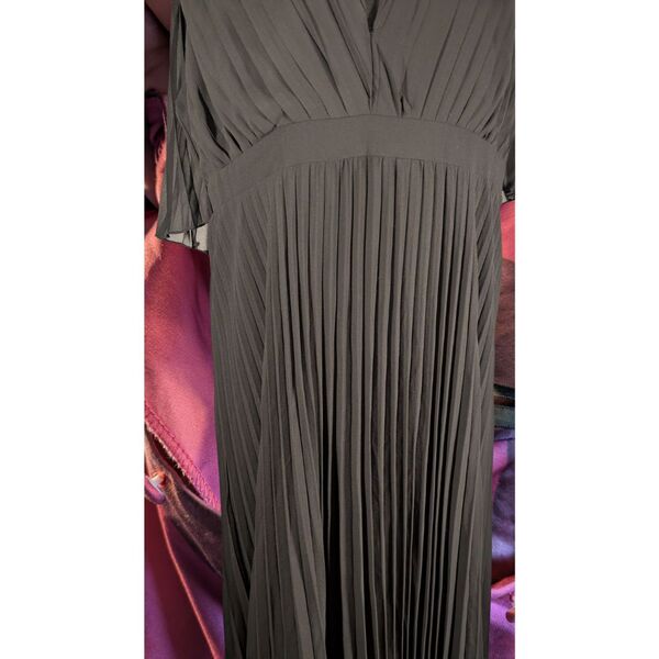 boohoo Czarna Sukienka Maxi Plisowana z Peleryną 44 - zdjęcie 7