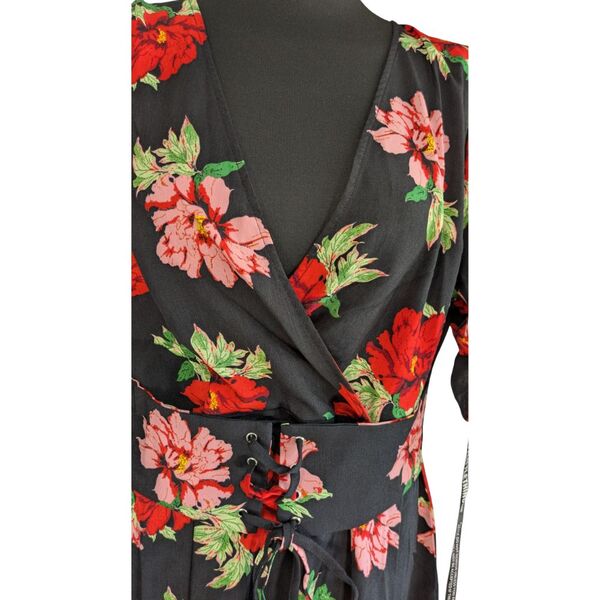 PrettyLittleThing Sukienka Mini Wiązana Kwiaty Czarna 44 - zdjęcie 9